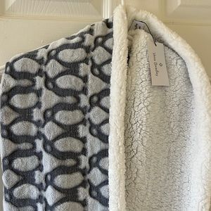 Vera Wang NWT cozy life cowl playful penguins gray